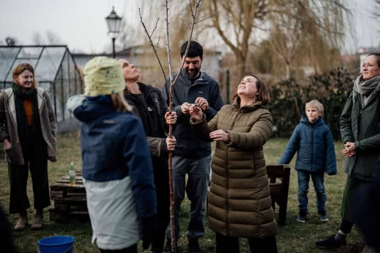 Menschen pflanzen Baum im Garten